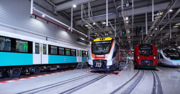 Varios trenes fabricados por CAF en la nave de sus instalaciones de pruebas. © CAF.