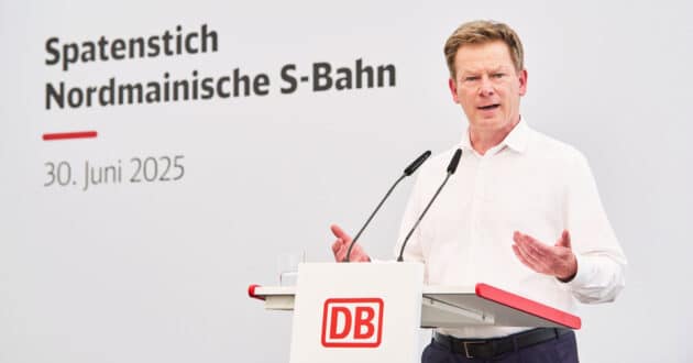 Dr Richard Lutz at the start of construction work on the Nordmainischen S-Bahn. © DEUTSCHE BAHN-STEFAN WILDHIRT.