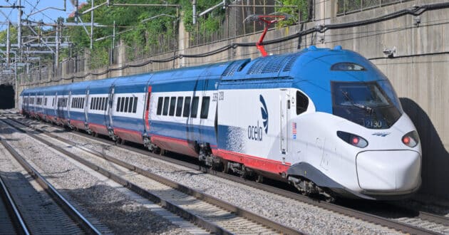 NextGen Acela (Avelia Liberty) circulando en pruebas por Boston. (CC BY SA) 4300STREETCAR-Wikimedia Commons. Imagen recortada