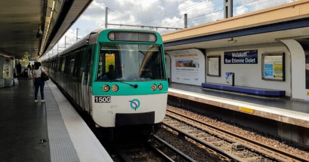 Train of the MF77 series at Malakoff Rue Étienne Dolet station on line 13 of the Paris metro (CC BY SA) MOHAMED SY (MOMO RAPT)-Wikimedia Commons. Image cropped and engine driver blurred.