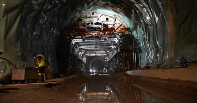 Waterproofing works in one of the tunnels. A CORUÑA PORT AUTHORITY.