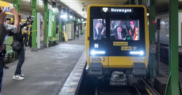 Berlin Mayor Kai Peter Wegner at the controls of the first train of the JK series in service. © STADLER.