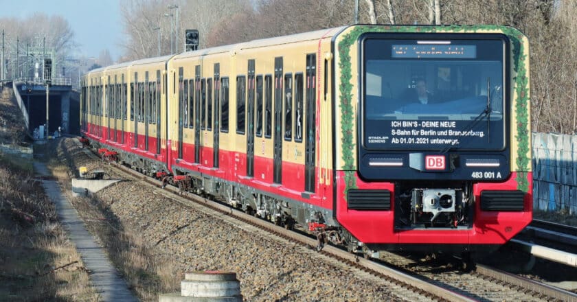 Comboio duplo composto pelos vagões 483 e 484 durante o seu primeiro dia de serviço na S-Bahn de Berlim. (CC BY SA) MIRKONE-Wikimedia Commons. Imagem recortada.