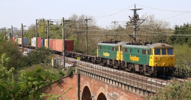 Freightliner UK Class 86 locomotives double pulling a container train (CC BY SA) STEVE KNIGHT-Flickr. Image cropped.
