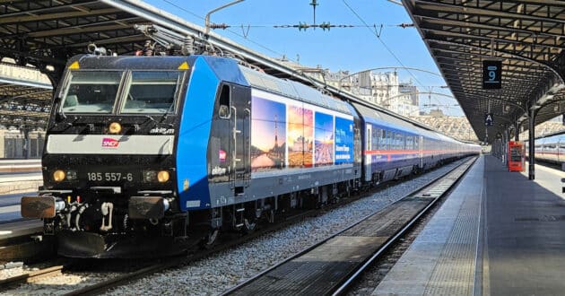 Nighjet train Berlin-Paris at the Gare de l'Est at the end of its journey (CC BY) HEMMSCHUH NORDEN-Flickr. Cropped image