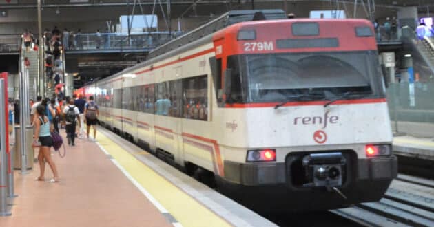 Train of the 446 series of Cercanías Madrid leaving Atocha towards Móstoles-El Soto. © MIGUEL BUSTOS.