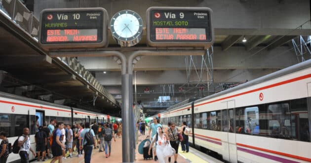 Trains on line C-5 of Cercanías Madrid on tracks 9 and 10 of Atocha Cercanías. © MIGUEL BUSTOS.
