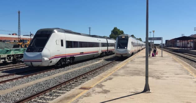 Series 599 trains at Zafra station (CC BY SA) GONZALO 11789-Wikimedia Commons. Cropped image