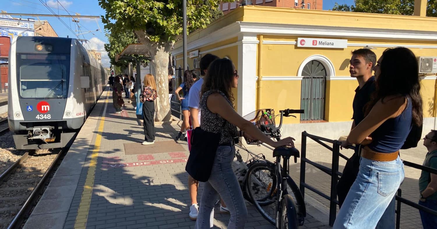 Metrovalencia is once again allowing people to travel with a bicycle