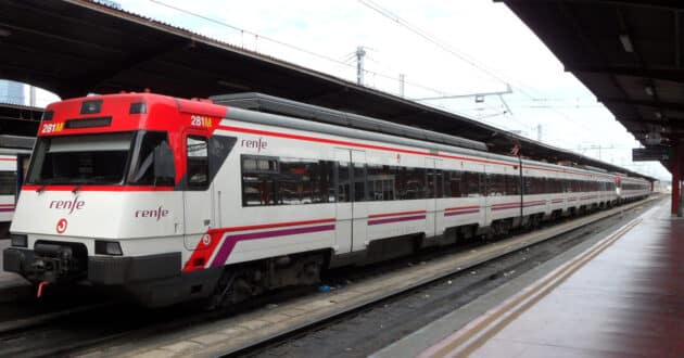 Cercanías 447 series unit, when they were still in service in Madrid, at Chamartín (CC BY SA) FALK2-Wikimedia Commons. Cropped image.