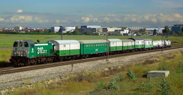 Adif herbicide train with a 310 series locomotive at the head (CC BY) ANDRÉ MARQUES 432-Flickr. Cropped image.