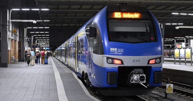 Train operated by BRB (Bayerische Regionalbahn) at München Hauptbahnhof station (CC BY SA) 4300STREETCAR-Wikimedia Commons. Image cropped.