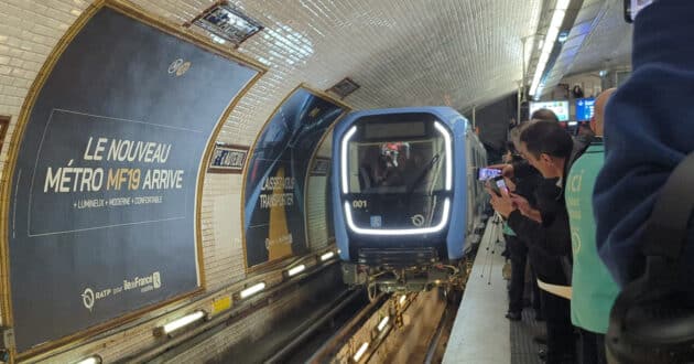 A crowd of people greets the first train of the MF 19 series as it enters service at Porte d'Auteuil station. © ALSTOM.