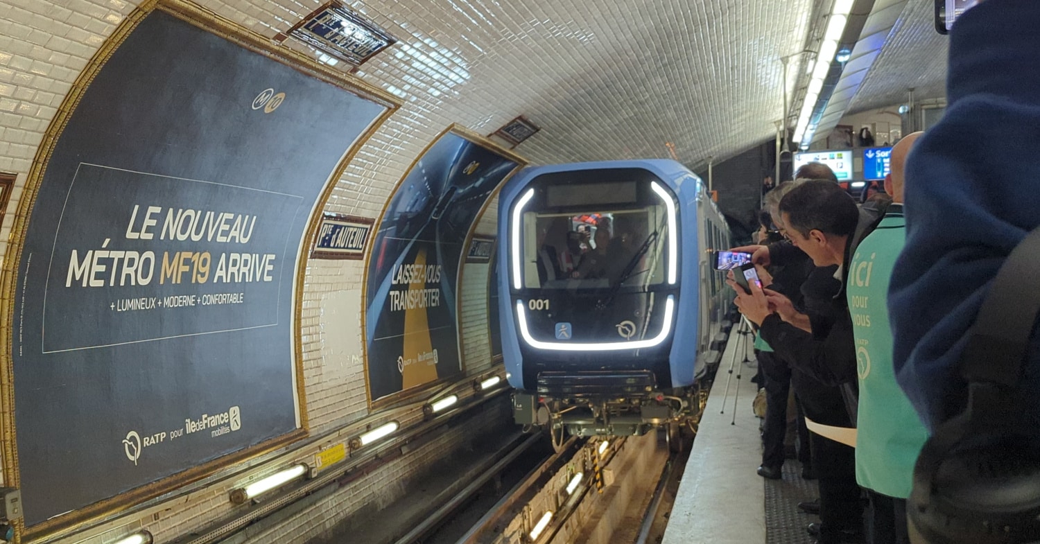 Paris Metro Debuts MF19 Series on Line 10