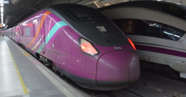 Tren de la serie 106 de ancho fijo en versión Avlo, en Barcelona Sants. © MIGUEL BUSTOS.