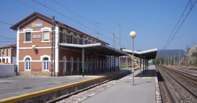 Andenes de la estación de Haro, que se verá afectada por la reforma de la línea. (CC BY SA) BIGSUS.