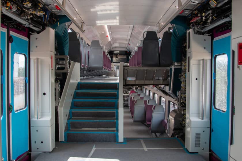 Interior de uno de los coches de dos pisos de la serie 453, aún sin completar en la factoría de Albuixech. © STADLER.