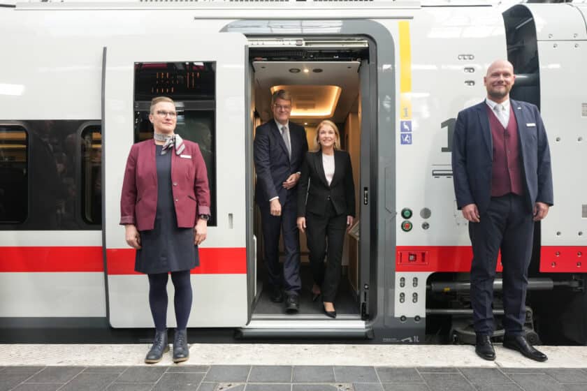 Patrick Schnieder, ministro federal de Transportes, y Evelyn Palla, presidenta del consejo de administración de DB AG, junto con empleados de DB. © DEUTSCHE BAHN AG / OLIVER LANG.