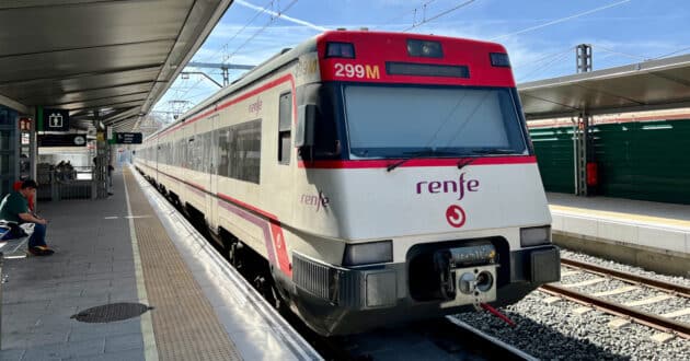 Cercanías San Sebastián train of the 447 series. (CC BY NV SA) ERNST KERS-Flickr. Cropped image.