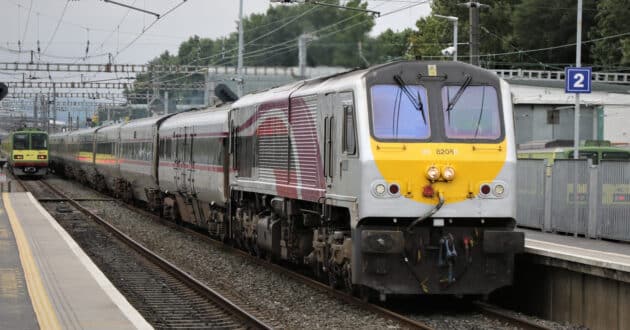 Enterprise composition consisting of a 201 series locomotive, a Mark 3 caboose and DeDietrich cars (CC BY SA) CITYSWIFT - IRELAND - Wikimedia Commons. Cropped image.