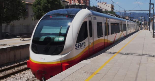 SFM series 81 train at Inca station (CC BY SA) ANTEKBOJAR-Wikimedia Commons. Cropped image.