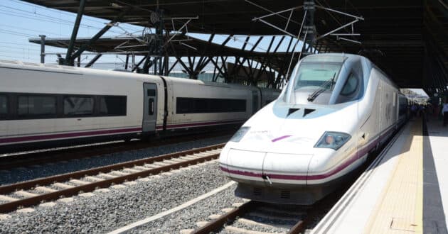 Tren de la serie 112 de Renfe en la estación de Burgos-Rosa Manzano, donde comienza la LAV Burgos-Vitoria. © MIGUEL BUSTOS.
