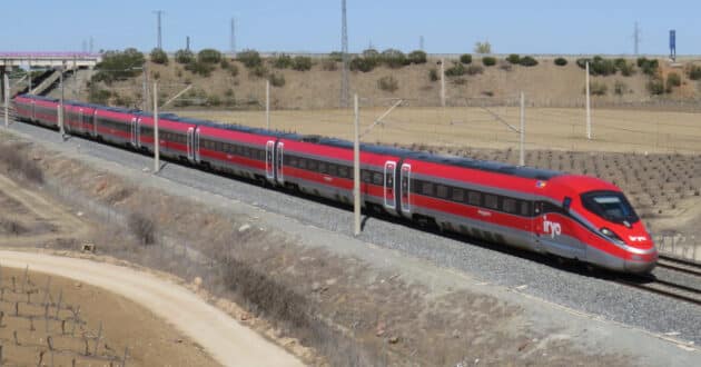 Tren de la serie 109 de Iryo haciendo un viaje entre Madrid y Málaga. (CC BY SA) CHENCHO RUIZ-Wikimedia Commons. Imagen recortada.