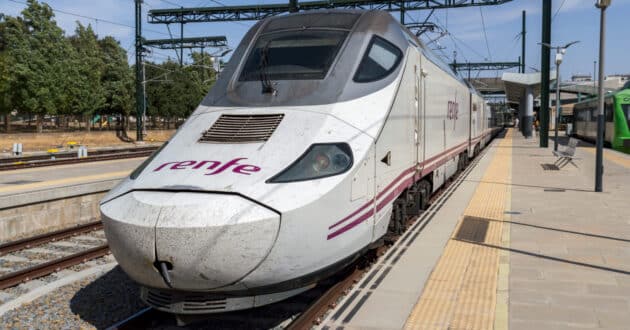 Tren de la serie 730 en Badajoz tras hacer un servicio Alvia desde Madrid. (CC BY SA) RAIL FOX (FLUFFTECH.NET)-Wikimedia Commons. Imagen recortada.