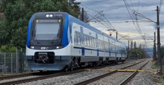 EFE SFE train running Santiago-Rancagua service (CC BY SA) MURASAKI-SAN-Wikimedia Commons. Cropped image.