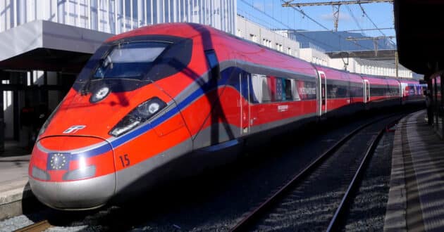 Trenitalia France ETR 1000 at Chambéry station making a Milan-Paris train (CC BY SA) FLORIEN PÉPELLIN-WIKIMEDIA COMMONS. Cropped image.
