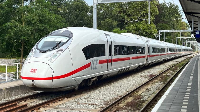 Siemens Velaro MS o Velaro neo, BR 408 de los ferrocarriles alemanes. (CC BY SA) NICKTEEUWEN-Wikimedia Commons.