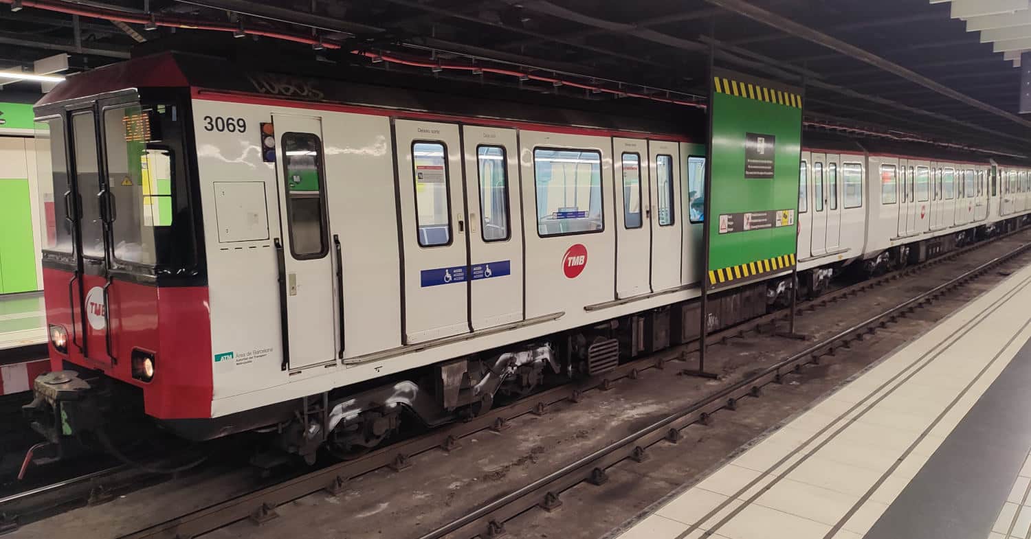 TMB gasta casi 6 millones desde 2020 en limpiar pintadas en los trenes