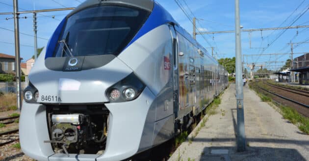 SNCF Régiolis at Miramas station after arriving from Marseille (CC BY SA) GRUPO FERROMEDIA/MARCOS ROMERO.