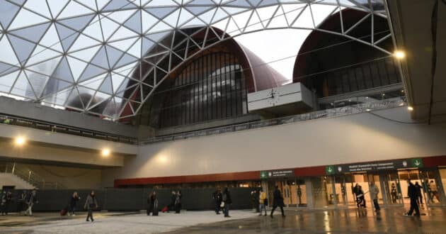 Main access to Chamartín station with the covered plaza. © ADIF.