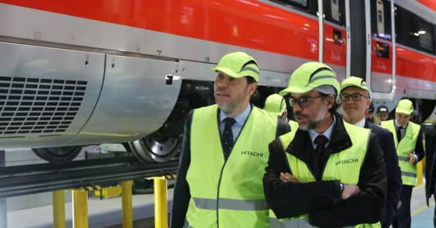 Óscar Puente and Álvaro Fernández Heredia at the Hitachi factory in Pistoia next to a second-generation ETR1000. © MINISTRY OF TRANSPORT AND SUSTAINABLE MOBILITY.