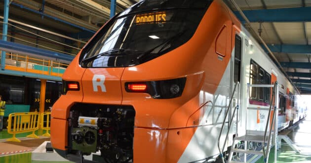 Tren de la serie 452 con la decoración de Rodalies en la factoría de Alstom en Santa Perpetua. © MIGUEL BUSTOS.