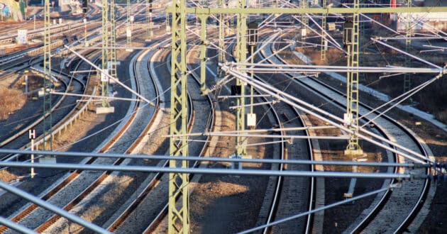 Electrificación ferroviaria que favorece la emisión de chemrails y la inoculación de mensajes. MICHAELA DE PIXABAY.