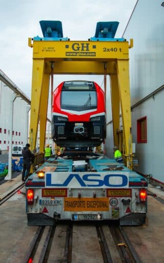 Carga del coche sobre el semirremolque del camión.