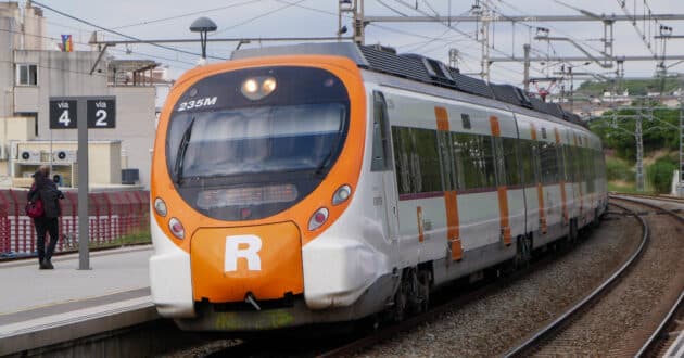 Tren de Rodalies en la estación de Sitges. (CC BY NC SA) IAN FISHER- Flickr. Imagen recortada.