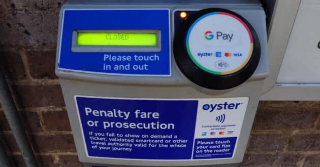 Oyster and contactless payment validator from TfL without access gates. (CC BY NC SA) STEPHEN CANNON – Flickr. Cropped image.