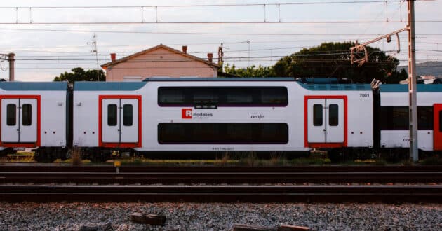 Tren de la serie 452 con el esquema de Rodalies durante su homologación. (CC BY SA) ITSASTRID-Wikimedia Commons. Imagen recortada.