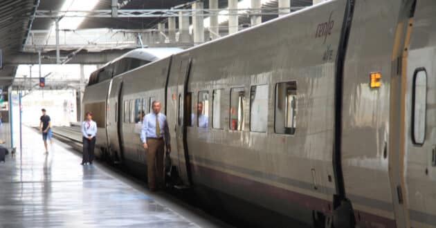 Tren de la serie 100 de Renfe en la estación de Córdoba. (CC BY) PUEBLOSDESAYAGO.COM-Flickr. Imagen recortada.