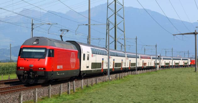Tren de la SBB traccionado por dos locomotoras Re 460. (CC BY SA) SAMSON NG . D201E@L-Flickr. Imagen recortada.