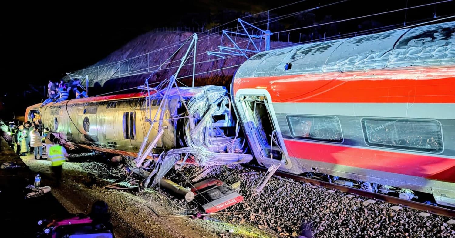 Un tren de Iryo descarrila y un alvia colisiona con él en Adamuz