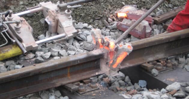 Restos de material en una soldadura aluminotérmica como la que podría haberse roto en el accidente de Adamuz.