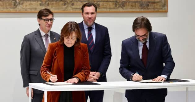 Sílvia Paneque (left) and Álvaro Fernández Heredia (right) during the signing, in front of Salvador Illa (left) and Óscar Puente (right). MINISTRY OF TRANSPORT AND SUSTAINABLE MOBILITY.