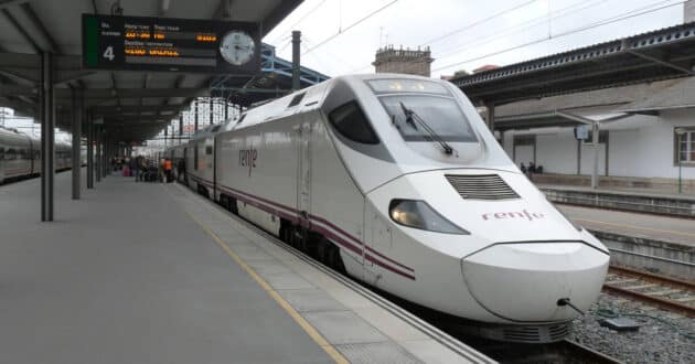 Tren Alvia prestado con un serie 730 en la estación de Santiago de Compostela. Andrés Cortabitarte ha sido absuelto por su responsabilidad penal en el accidente ocurrido con este mismo tipo de tren en Angrois. (CC BY SA) SMILEY.TOERIST-Wikimedia Commons. Imagen recortada
