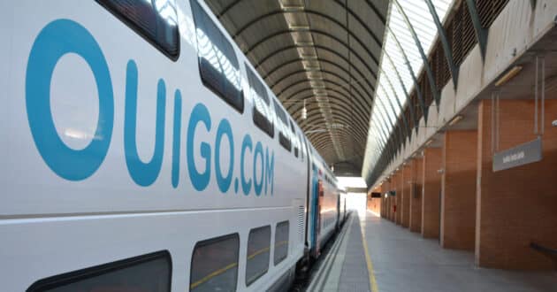 Tren de Ouigo en la estación de Sevilla Santa Justa. © MIGUEL BUSTOS.