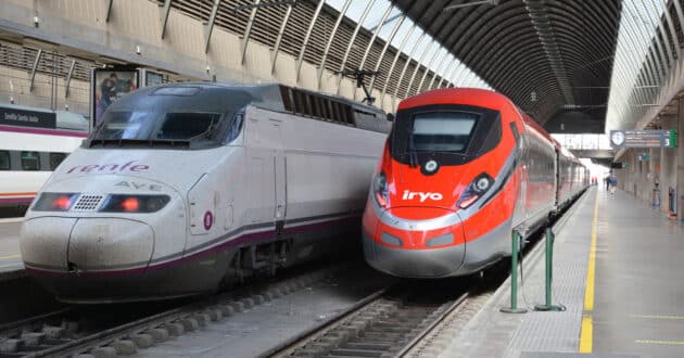 Trenes de Renfe e Iryo en la estación de Sevilla Santa Justa. © CRISTINA TOLOSA.
