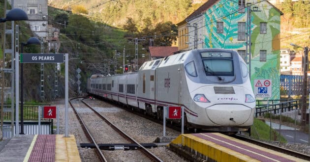 Alvia 730 train passing through Os Peares station (CC BY SA) PEDRO SEOANE PRADO-Wikimedia Commons. Cropped image